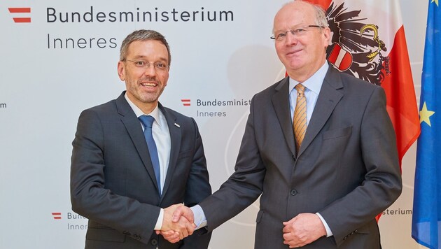 In February 2019, the then Minister of the Interior Herbert Kickl (FPÖ) welcomed Klaus-Dieter Fritsche as a new expert in the ministry. (Bild: BMI/Alexander Tuma)