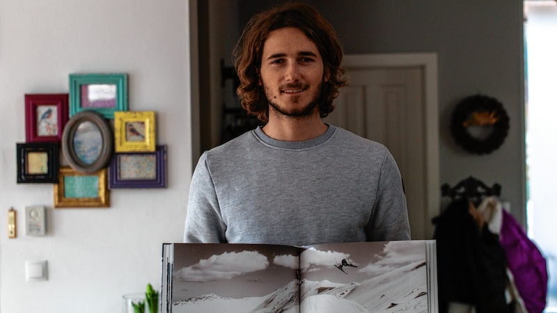 Luca with his photo book "Endless Options". (Bild: Luca Tribondeau)