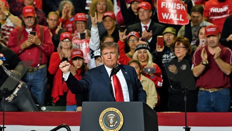 „Wir werden die Mauer bauen“, versprach US-Präsident Donald Trump seinen Fans während einer Veranstaltung am Montagabend in El Paso (Texas). (Bild: AP)