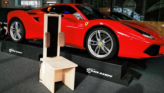 Der „Infra Chair“ aus Umhausen macht selbst vor einem Ferrari gute Figur. (Bild: Martin Fritz)