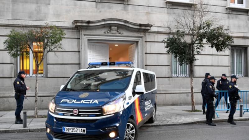 Die angeklagten Katalanen bei ihrer Ankunft im Gerichtsgebäude in Madrid (Bild: APA/AFP/GABRIEL BOUYS)