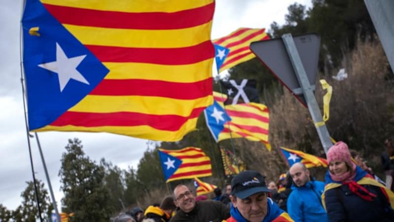 Kundgebung für die inhaftierten Separatisten in Barcelona (Bild: AP)