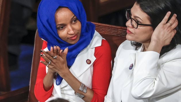 Die US-Abgeordneten Ilhan Omar (links) und Rashida Tlaib (Bild: AP)