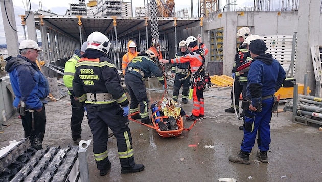 Ein 67-Jähriger wurde auf einer Baustelle in Liesing schwer verletzt. (Bild: Berufsrettung Wien)