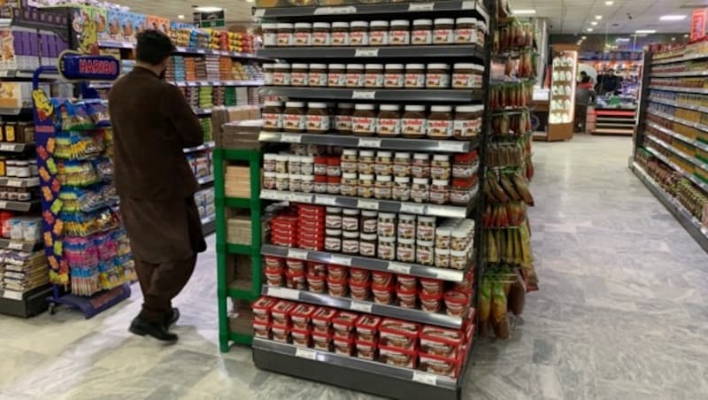 Dies könnte genauso gut eine Aufnahme aus einem österreichischen Supermarkt sein. Es handelt sich aber um ein Geschäft in Masar-e Scharif im Norden des Landes. (Bild: krone.tv)