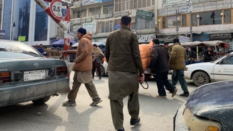 Geschäftiges Treiben in Kabul, wo beinahe alle Straßen Begegnungszonen sind (Bild: krone.tv)