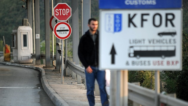 Für die Bürgerinnen und Bürger des Kosovo soll es spätestens ab dem 1. Jänner 2024 Visumfreiheit bei Reisen in die Europäische Union geben (Symbolbild). (Bild: AFP)