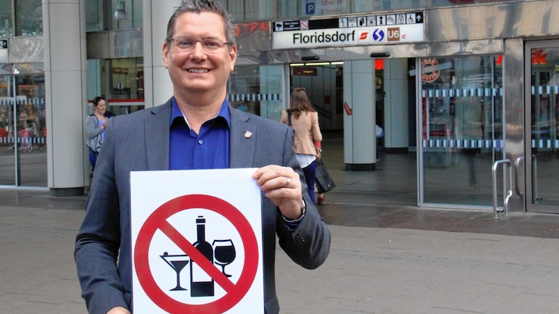 A floridsdorfi kerület vezetője, Georg Pápai (SPÖ) a floridsdorfi vasútállomás előtt alkoholtilalmi zónát követel. (Bild: Peter Tomschi)