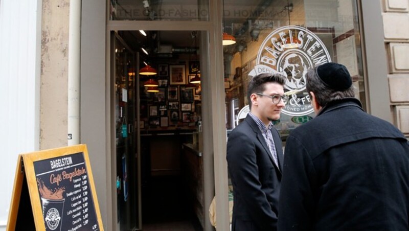 Alexandre Jankowiak, Inhaber der betroffenen Bäckerei Bagelstein im Zentrum von Paris, im Gespräch mit einem Mitglied der jüdischen Gemeinde (Bild: AP)