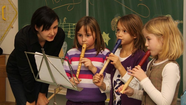 Kinder lieben Musik. Wenn Singen und Flöte spielen in der Schule angeboten wird, macht Lernen insgesamt mehr Freude. (Bild: Kronen Zeitung)
