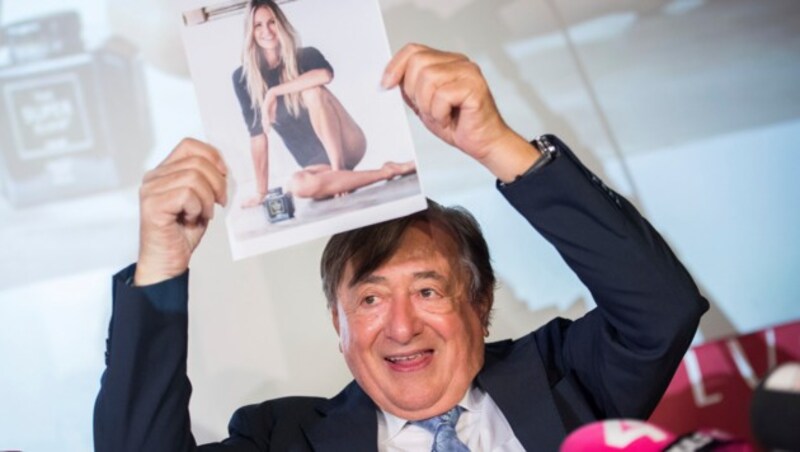 Richard Lugner mit einem Foto von Elle Macpherson (Bild: AP)