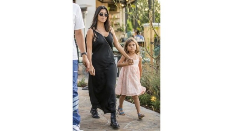 Kourtney Kardashian und Tochter Penelope Disick am Weg zum Lunch (Bild: www.PPS.at)