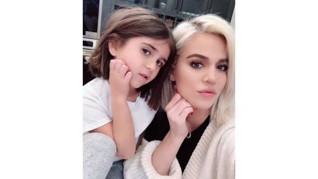 Im Partnerlook: Khloe und Penelope (Bild: Instagram)