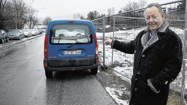 Anrainer Gerhard Herzel zeigt das Auto, das seit Wochen dort steht und für Verärgerung sorgt. (Bild: Hubert Berger)