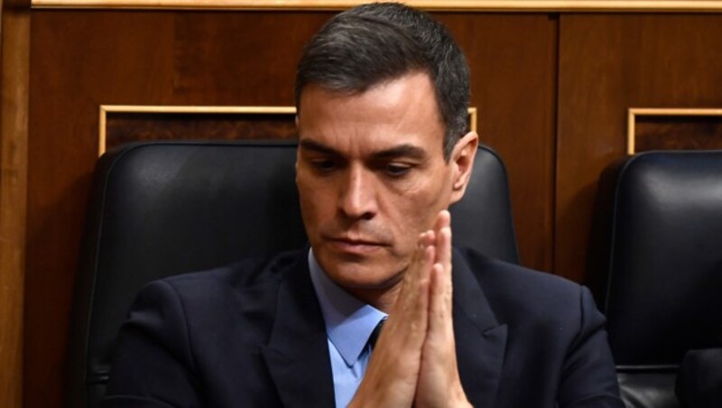 Mit dem Notstand möchte Regierungschef Pedro Sanchez einen neuerlichen Lockdown verhindern. (Bild: APA/AFP/PIERRE-PHILIPPE MARCOU)