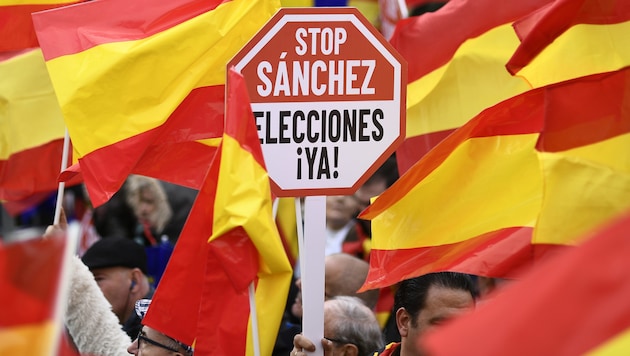 „Stoppt Sanchez!“ Diese Forderung von rechten Demonstranten dürften nun jene katalanischen Abgeordneten erfüllt haben, die dem Budgetentwurf des sozialdemokratischen Premiers Pedro Sanchez nicht zugestimmt haben. (Bild: APA/AFP/OSCAR DEL POZO)