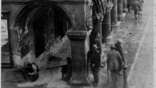 Schutzbündler in Gefechtsstellung beim Kornmesserhaus in Bruck an der Mur. Die Besetzung währte nur einen Tag lang. (Bild: Stadmuseum Bruck)