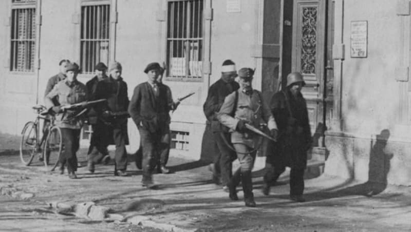 13. Februar, der Tag danach in Bruck an der Mur: Siegreiche Regierungkräfte führen die Aufständischen als Gefangene ab. (Bild: Stadmuseum Bruck)