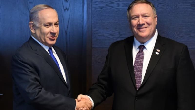 Handshake zwischen Israels Premier Benjamin Netanyahu und US-Außenminister Mike Pompeo in Warschau (Bild: APA/AFP/Janek SKARZYNSKI)