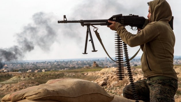 Ein SDF-Milizionär hält seine Position in Baghouz. (Bild: APA/AFP/FADEL SENNA)