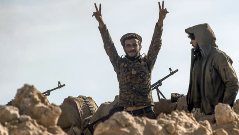 Dieser kurdische Kämpfer jubelt bereits. (Bild: APA/AFP/FADEL SENNA)