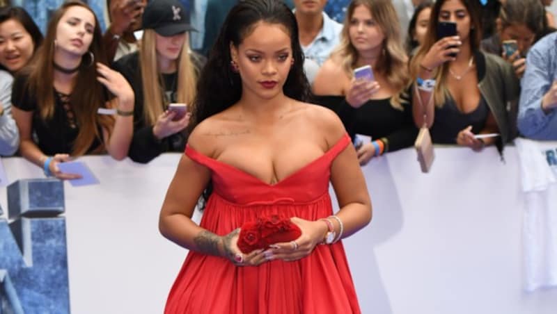 Rihanna zeigt in ihrer Robe ihre Tattoos. (Bild: AFP)