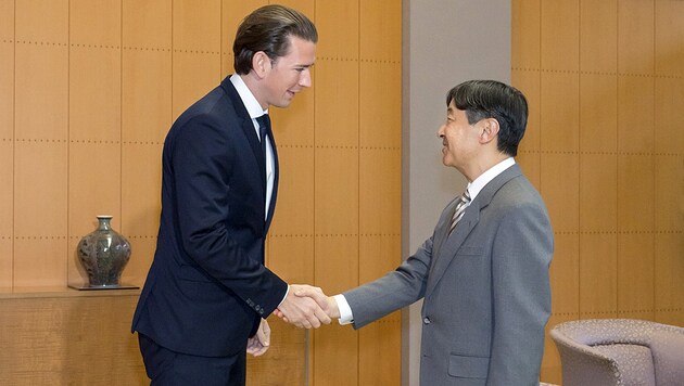 Der Bundeskanzler mit Kronprinz Naruhito in Tokio (Bild: APA/AFP/Imperial Household Agency of Japan)