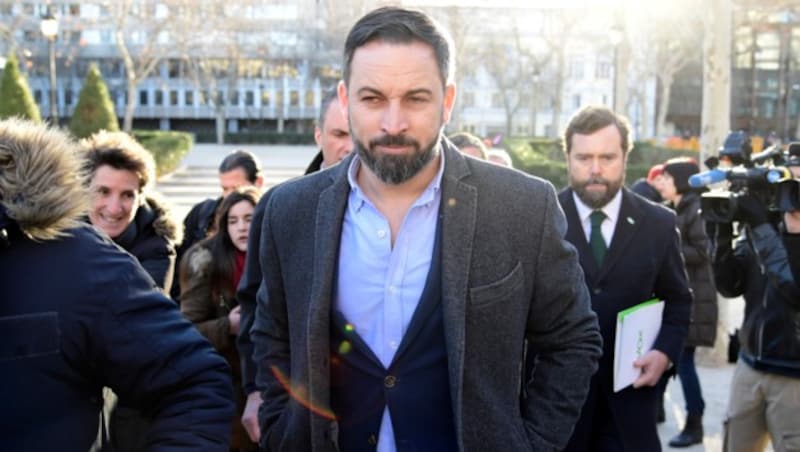 Die Partei von Vox-Chef Santiago Abascal ist im Aufwind und könnte bei den Neuwahlen enorme Zugewinne verzeichnen. (Bild: APA/AFP/JAVIER SORIANO)