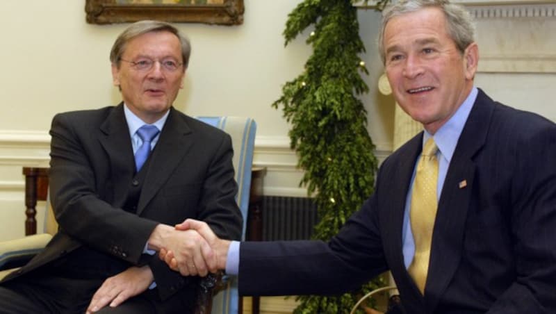 Wolfgang Schüssel (li.) 2005 bei George W. Bush (Bild: AFP)