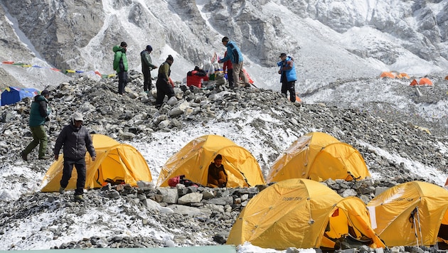 Die Bergsteiger kommen und gehen, der Müll bleibt aber oft. (Bild: APA/AFP/PRAKASH MATHEMA)
