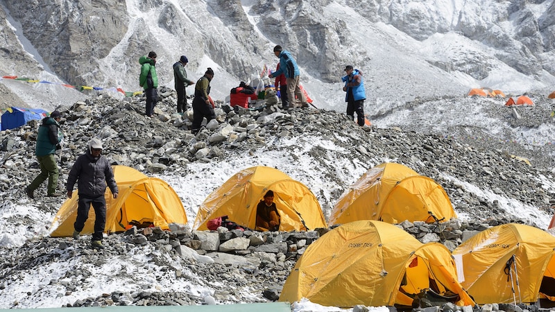 A Mount Everest alaptábora (Bild: APA/AFP/PRAKASH MATHEMA)
