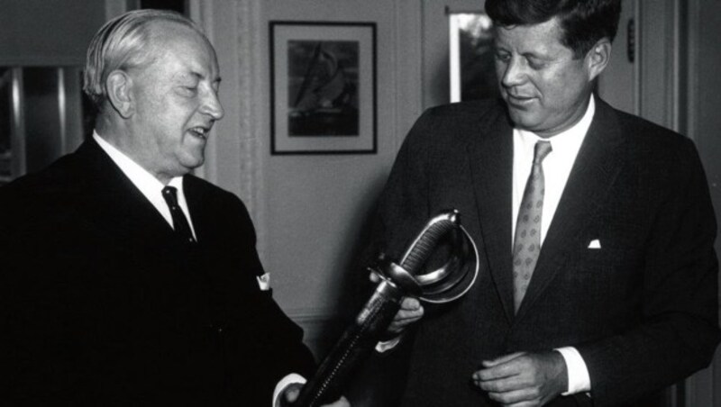 Bundeskanzler Alfons Gorbach (li.) 1962 bei John F. Kennedy (Bild: Abbie Rowe/JFK Library)