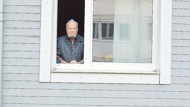 Josef Berger beim Fenster, durch das die Einbrecher eingestiegen waren (Bild: Markus Schuetz)