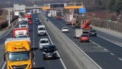 Dichter Verkehr mit vielen Lkw ist Alltag auf der A 9. (Bild: Juergen Radspieler)