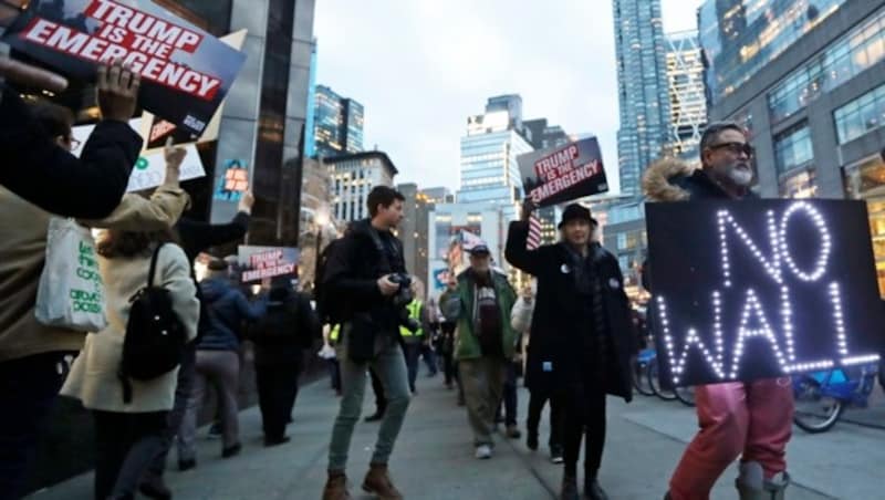 Demonstranten vor dem Trump Tower in New York (Bild: AP)