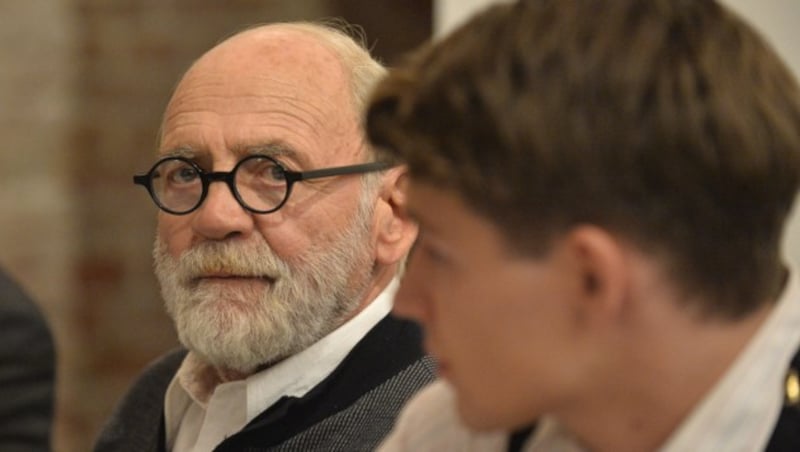 Simon Morze als Franz Huchel und Bruno Ganz als Sigmund Freud (li.) in „Der Trafikant“ (Bild: APA/HERBERT PFARRHOFER)