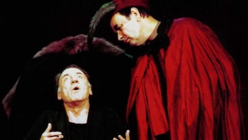 Bruno Ganz (li.) als „Faust“ und Robert Hunger-Bühler (re.) als „Mephistopheles“ in Goethes „Faust“ im Jahr 2000 (Bild: dpa)