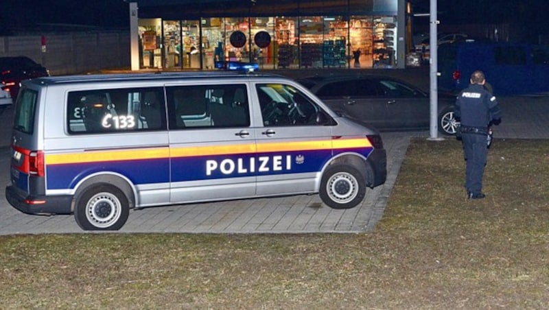 Die Supermarktfiliale in Günselsdorf wurde Schauplatz eines Raubüberfalls mit Geiselnahme. (Bild: APA/THOMAS LENGER/MONATSREVUE.AT)