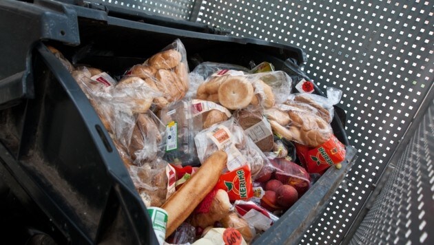 Viel zu oft landen essbare Speisen im Müll. Eine „Abgabepflicht“ für Geschäfte könnte das verhindern. In Frankreich gilt dieses Gesetz seit 2016. (Bild: Harald Jahn)