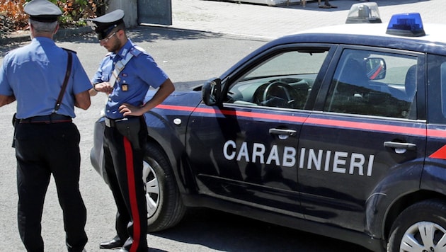 Italienische Polizisten bei Ermittlungen (Bild: AFP)