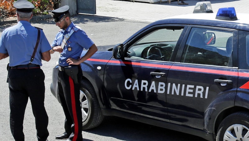 Italian police officers investigating (Bild: AFP)