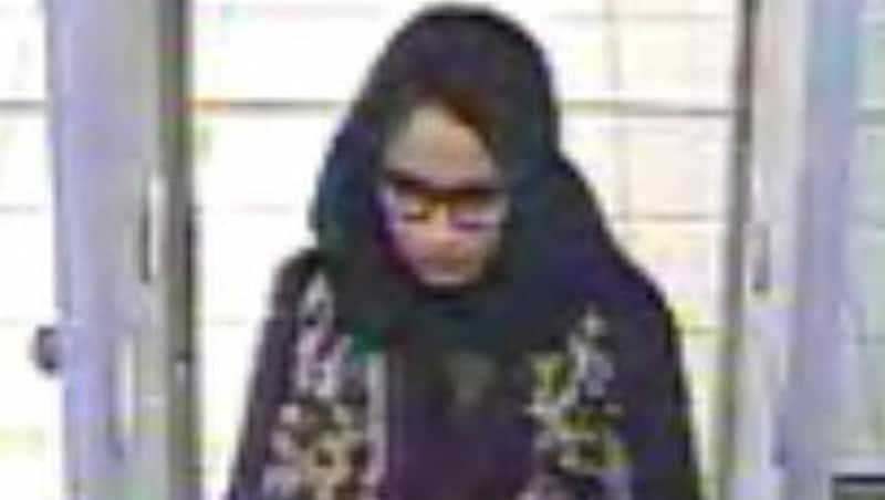 Aufnahmen einer Überwachungskamera zeigen Shamima Begum im Februar 2015 bei der Sicherheitskontrolle am Gatwick Airport in London. (Bild: AFP)