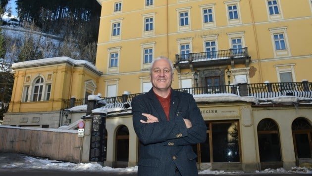 Bgm. Gerhard Steinbauer vor dem seit 20 Jahre leer stehenden Badeschloss. Er freut sich: 2023 soll es wie zwei weitere Hotels renoviert und geöffnet sein. (Bild: Weber Wolfgang/Kronenzeitung)