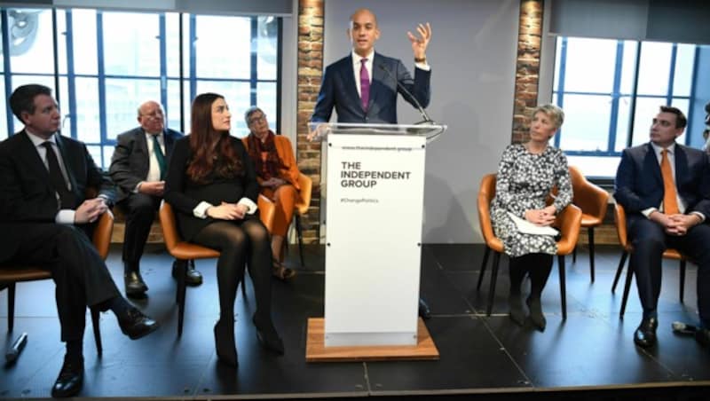 Chuka Umunna (Bildmitte) und sechs weitere Abgeordnete sind aus der Labour-Partei ausgetreten. (Bild: AP)