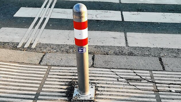 Dieser Poller in der Nähe der U4-Station Friedensbrücke sorgt für Unmut unter Blinden-Vertretern. (Bild: facebook.com)