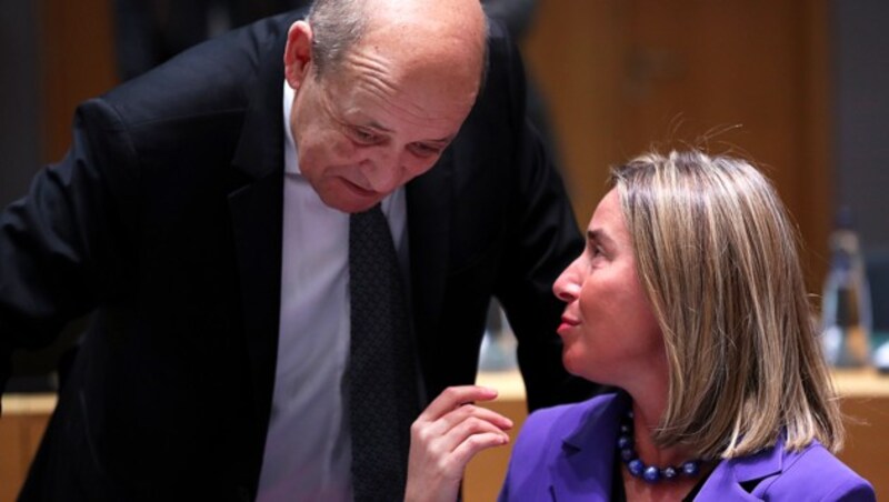 Der französische Außenminister Jean-Yves Le Drian sondiert mit Federica Mogherini in Brüssel die Lage. (Bild: AP)