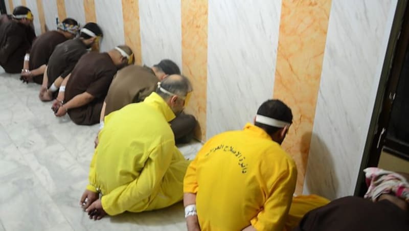 Im Irak zum Tode verurteilte IS-Kämpfer (Bild: APA/AFP/Iraq Justice Minister/Handout)