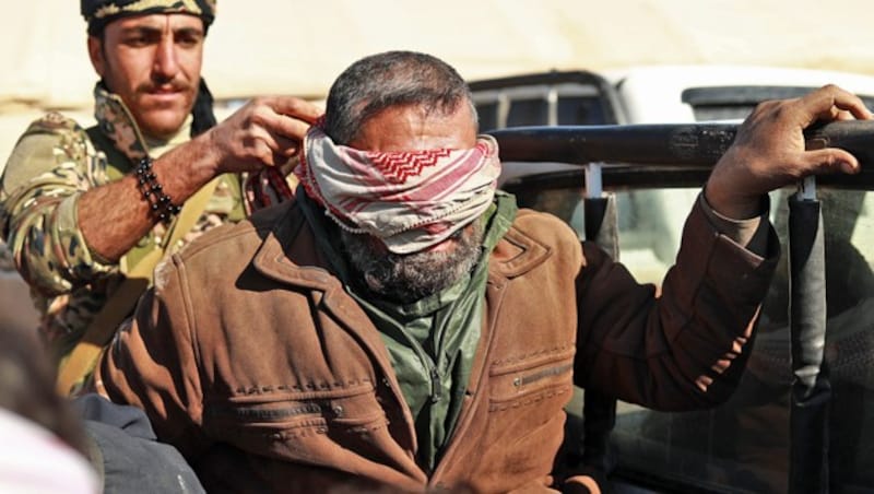 Ein mutmaßlicher IS-Kämpfer, der von kurdischen Truppen in der Nähe der letzten IS-Bastion Baghouz verhaftet wurde (Bild: APA/AFP/Delil SOULEIMAN)