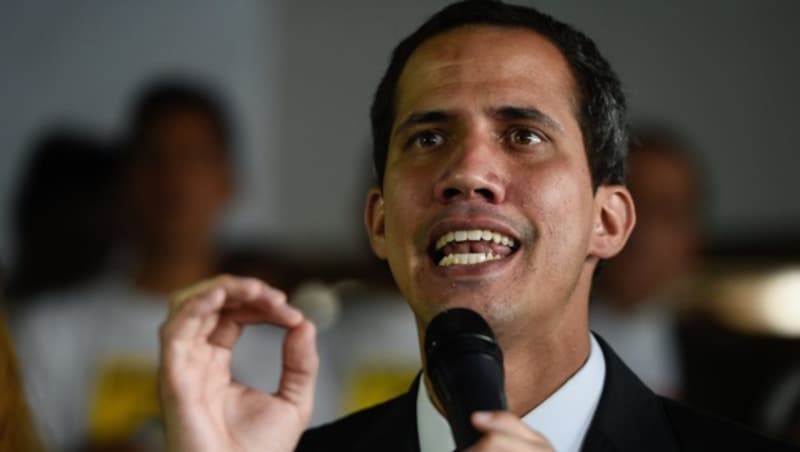 Juan Guaido wird inzwischen von rund 50 Staaten als Übergangspräsident anerkannt - unter anderen von den USA, einer Reihe lateinamerikanischer Länder sowie mehreren EU-Staaten. (Bild: APA/AFP/Federico PARRA)