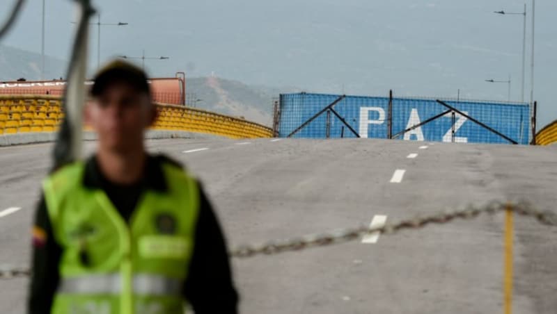 Über die blockierte Tienditas-Brücke können nach wie vor keine Hilfsgüter aus Kolumbien nach Venezuela gebracht werden. (Bild: APA/AFP/Luis ROBAYO)